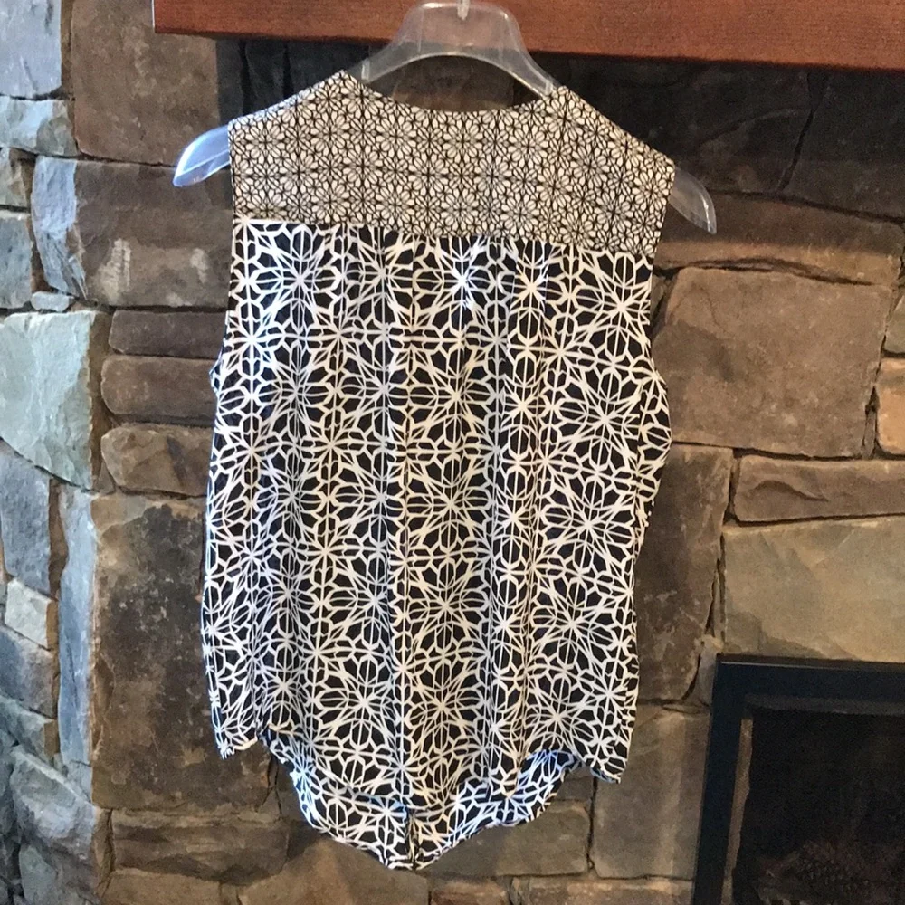 New Directions Ruffled Sleeveless Tank - Picture 4 of 10